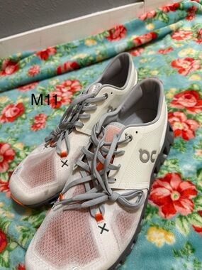 Men’s brand new never worn size 11